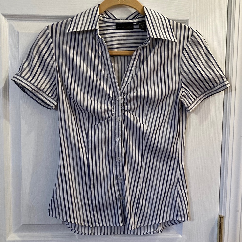 New York & Company stretch Woman’s button front blouse. Size Small